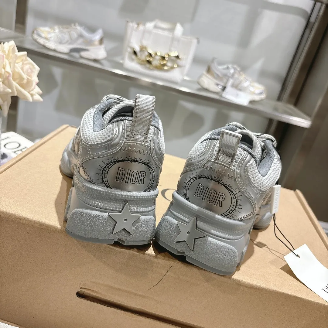👟👟Ex-factory price 560👟👟 This Dior Chrono sneaker is a new product of the 2024 autumn ready-to-wear series, reinterpreting running shoes with Dior's high-end style. White mesh fabric is paired with nude and silver-toned laminated leather-effect panels, as well as CD logos on the sides, a star patch on the tongue and a Dior logo on the heel. Featuring tri-color laces, a lightweight sole and star embellishments for a casual look all year round. ✅Size: 35-40 ✅Packaging: With counter packaging and Dior outer box